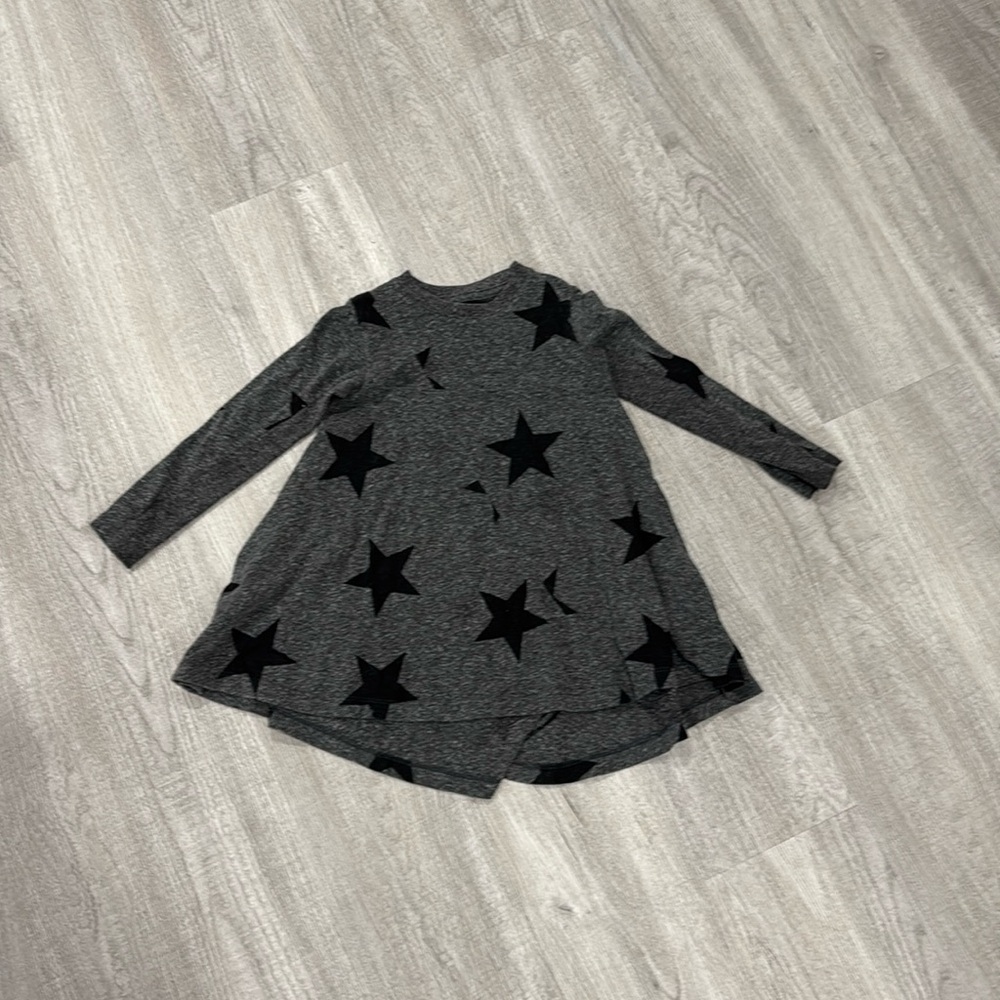 Chic and cozy Nununu Grey and Black Star 360 dress, size 18-24 months